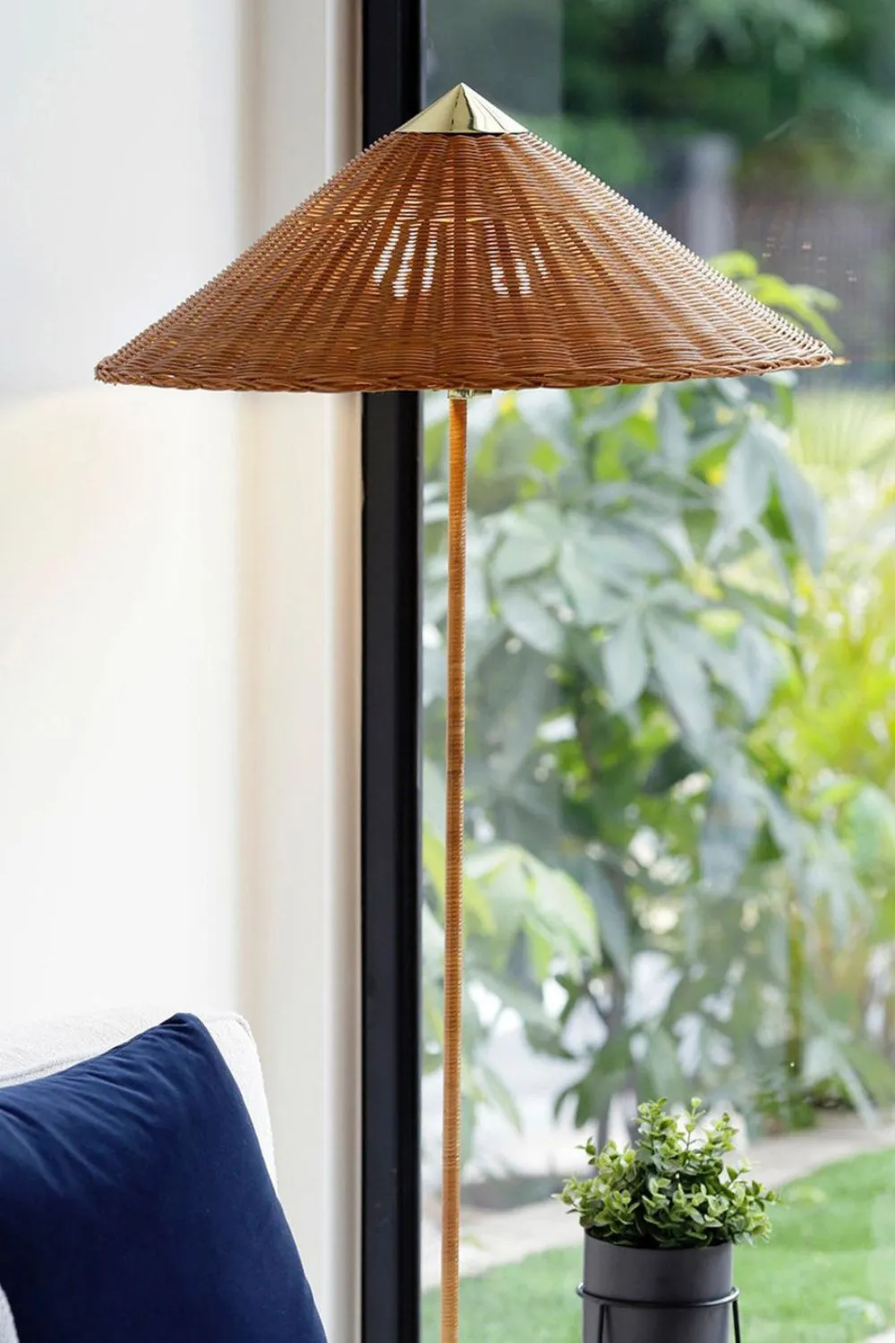 9602 Floor Lamp