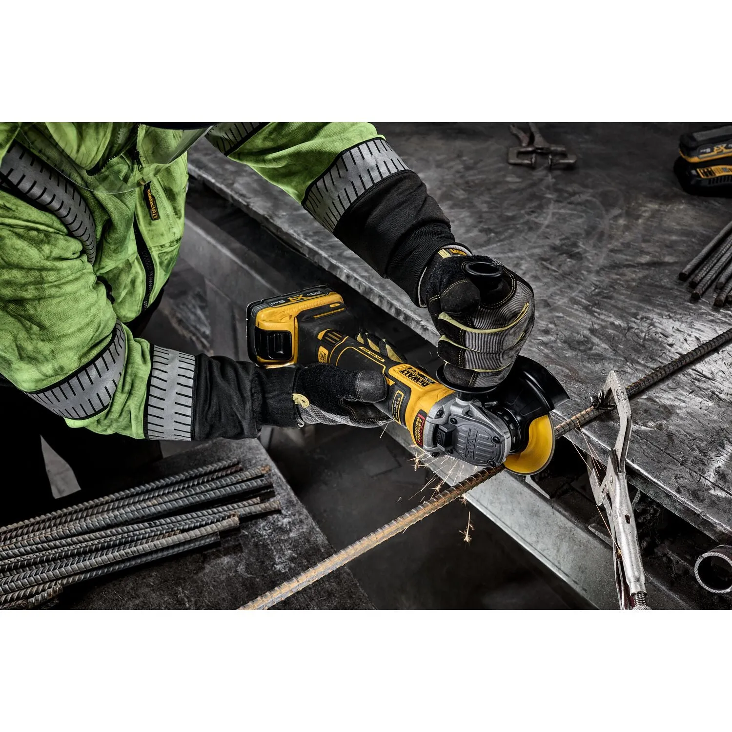 Dewalt DCG410WW1 - 20V MAX* XR® BRUSHLESS CORDLESS 4-1/2 IN. - 5 IN. ANGLE GRINDER KIT WITH XR POWERPACK™