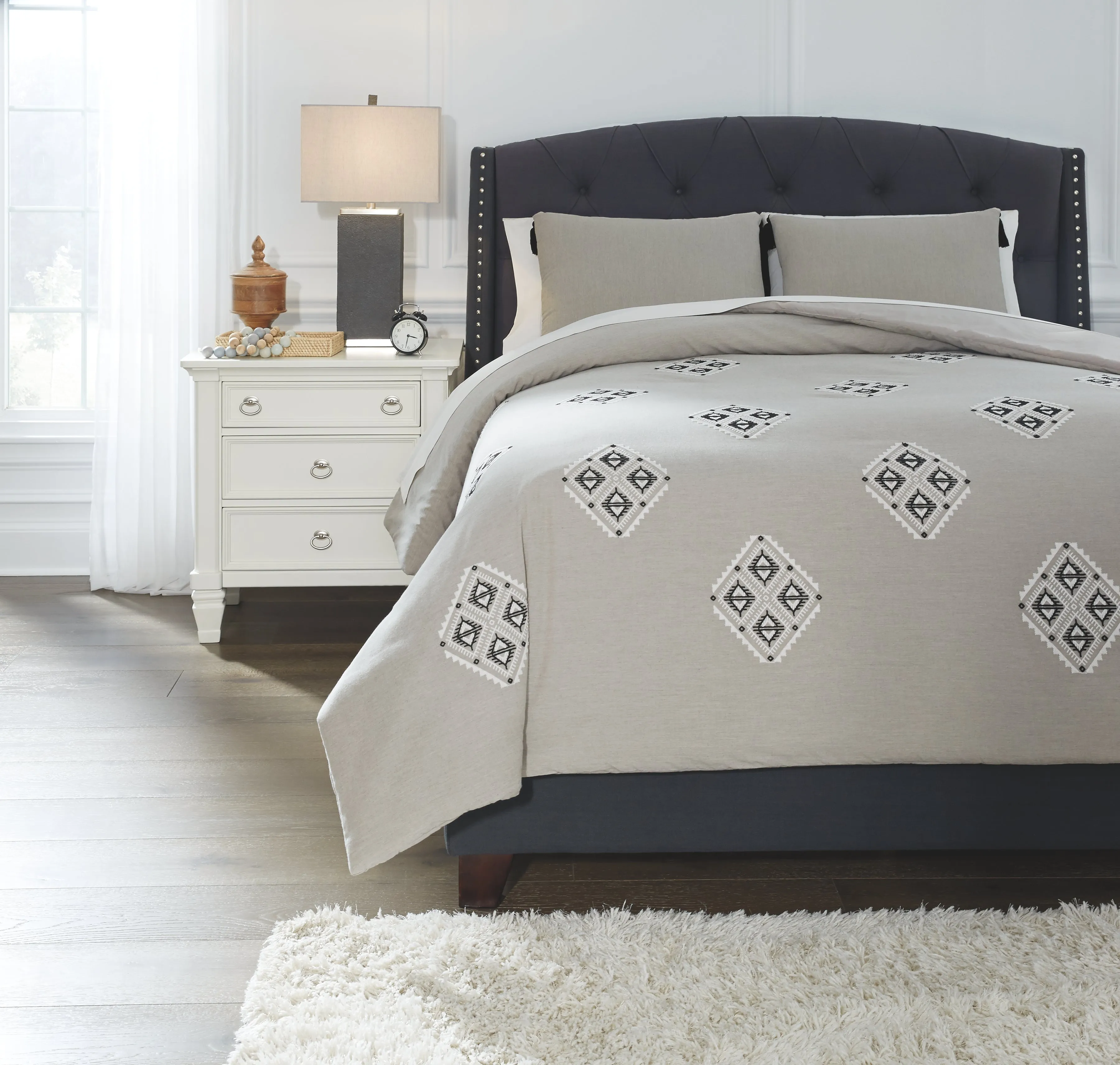 Jawanza Signature Design by Ashley Comforter Set King