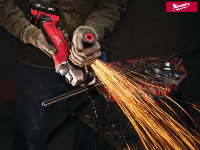 Milwaukee 18V HD18 AG-0 115mm Angle Grinder Set (2 x 4.0Ah Li-ion, Charger   Kitbox)