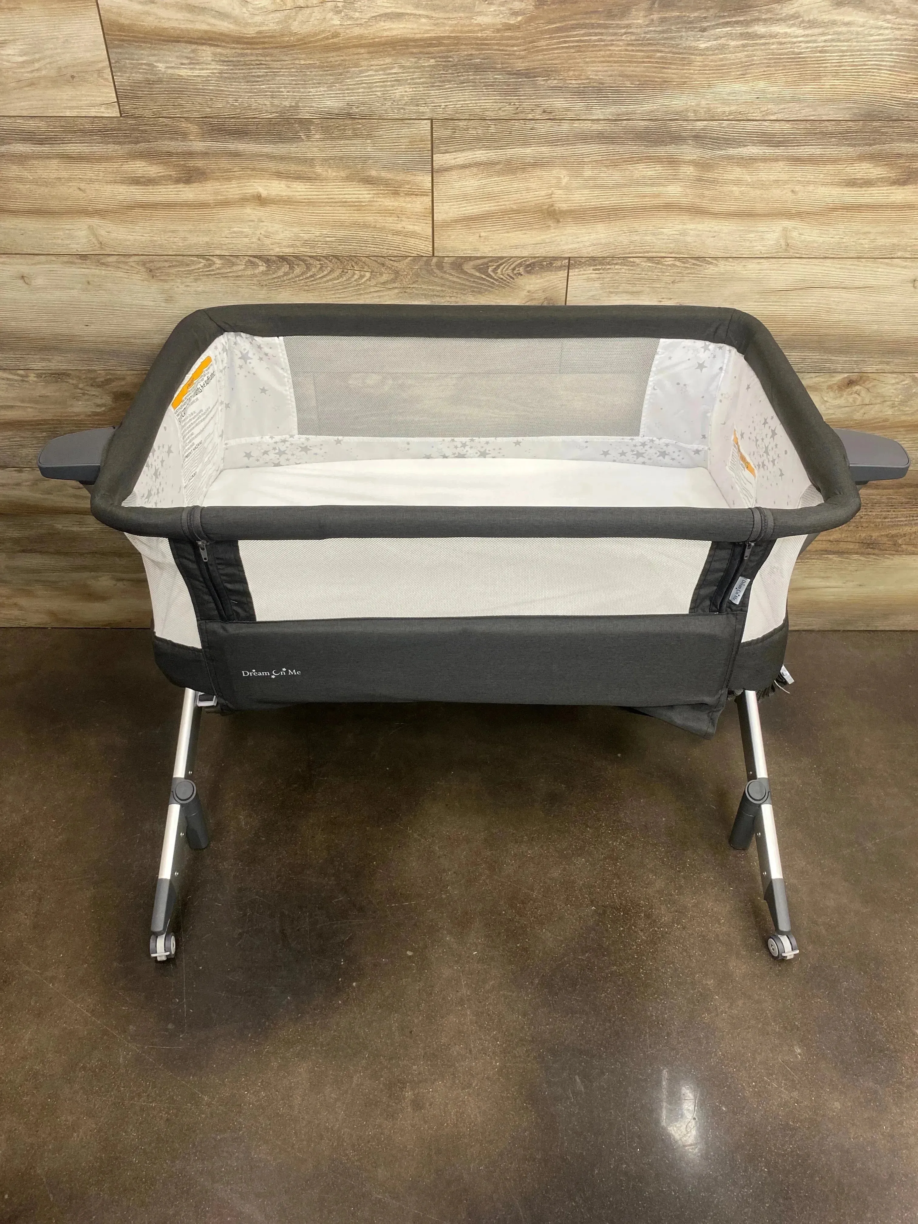 NEW Dream On Me Skylar Bassinet And Bedside Sleeper in Charcoal